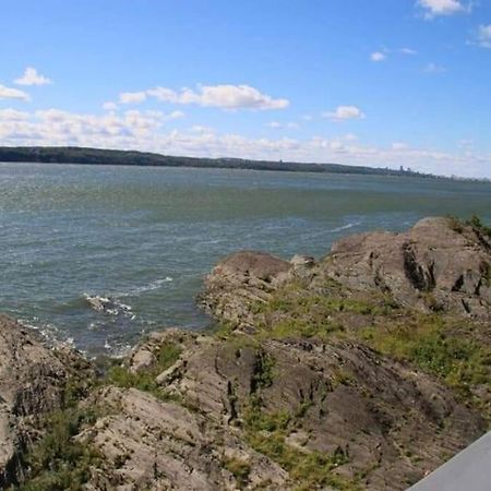 Om Chalet 2 Avec Spa Et Foyer Borde Du Fleuve St-Pierre-de-l'Île-d'Orléans المظهر الخارجي الصورة