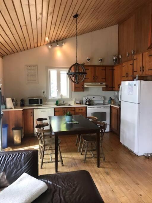 Om Chalet 2 Avec Spa Et Foyer Borde Du Fleuve St-Pierre-de-l'Île-d'Orléans المظهر الخارجي الصورة