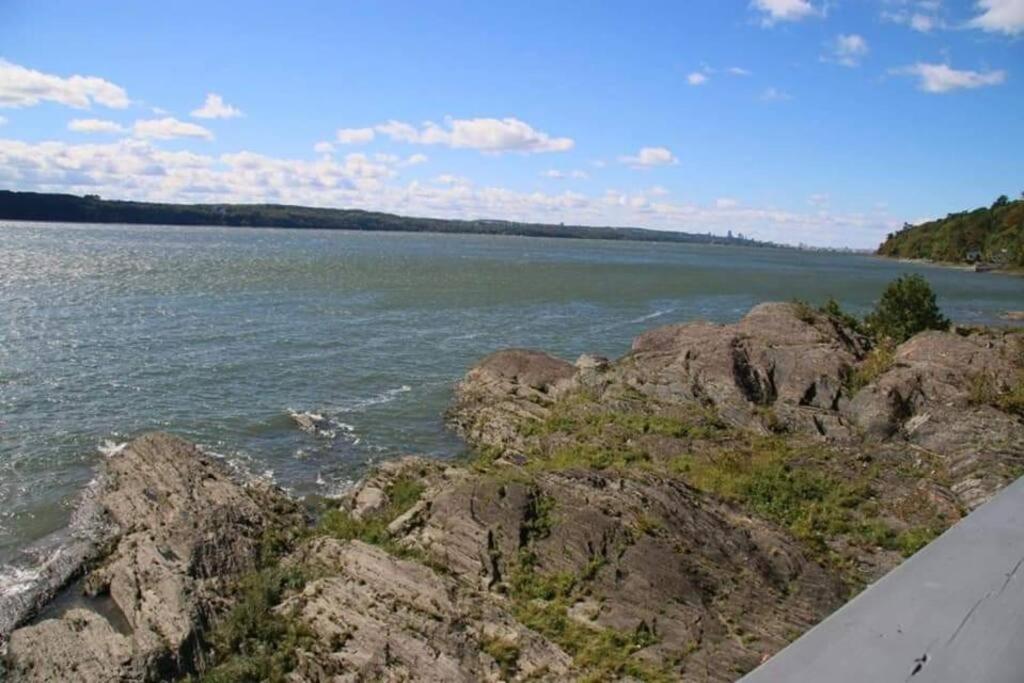 Om Chalet 2 Avec Spa Et Foyer Borde Du Fleuve St-Pierre-de-l'Île-d'Orléans المظهر الخارجي الصورة