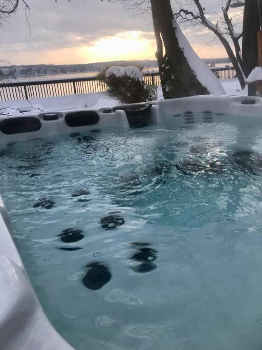 Om Chalet 2 Avec Spa Et Foyer Borde Du Fleuve St-Pierre-de-l'Île-d'Orléans المظهر الخارجي الصورة