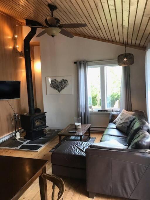 Om Chalet 2 Avec Spa Et Foyer Borde Du Fleuve St-Pierre-de-l'Île-d'Orléans المظهر الخارجي الصورة